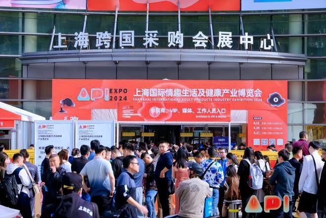 上热搜中国最性感的生意被她带火了九游会j9登陆66岁的“女王”冲(图7)