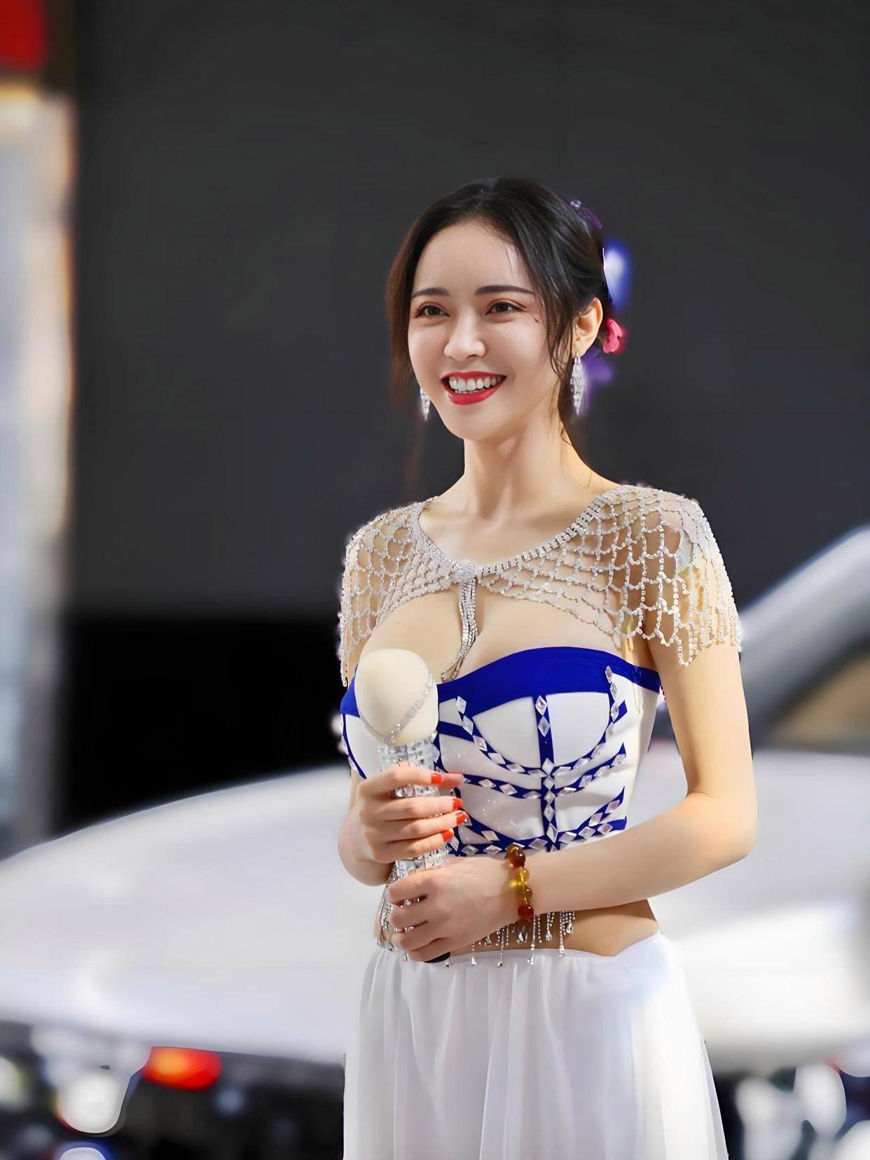 电影这魔鬼身材不愧是模特出身！J9数字平台潘春春最惊艳的3部(图6)
